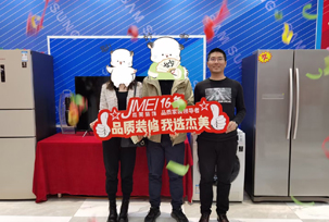 業(yè)主的時間不是很多，主要是交給了設計師，到現(xiàn)在為止看到的效果還是非常不錯的，其他的都沒有問題！業(yè)主說當時是在網(wǎng)上看到的我們杰美裝飾的，總共查看了幾家裝修，在他們小區(qū)，杰美裝飾也做了好幾套，業(yè)主就打了電話，最后就選擇了杰美裝飾。而且杰美裝飾對于風格類...