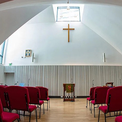 Crossway基督教中心用狗萬將人們聚集在一起